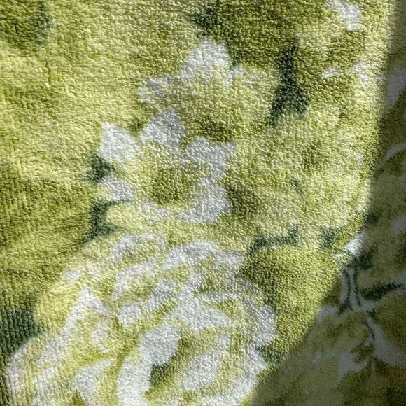 Vintage bath towel💚🤍
Caldwell, made in Canada (tag is intact) - Picture 5 of 10